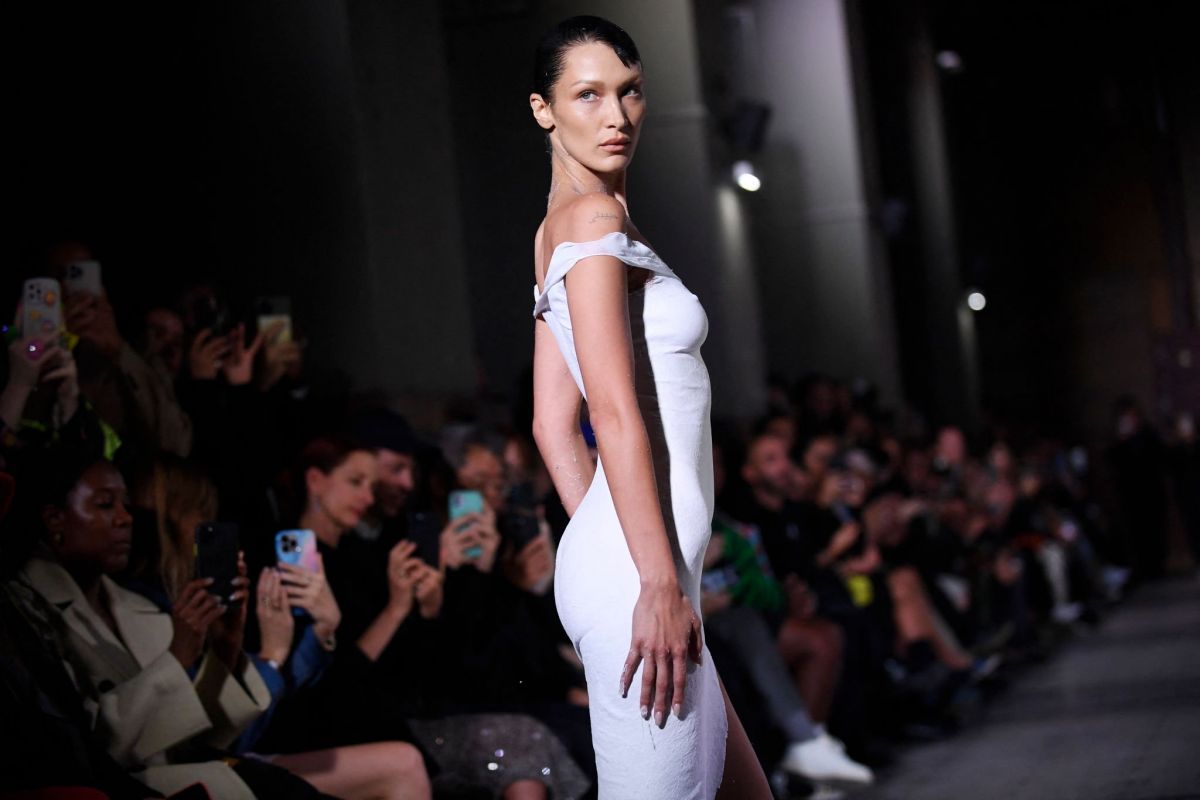 Bella_Hadid_Topless_Walks_Runway_at_Coperni_Fashion_Show_in_Paris__2_.jpg